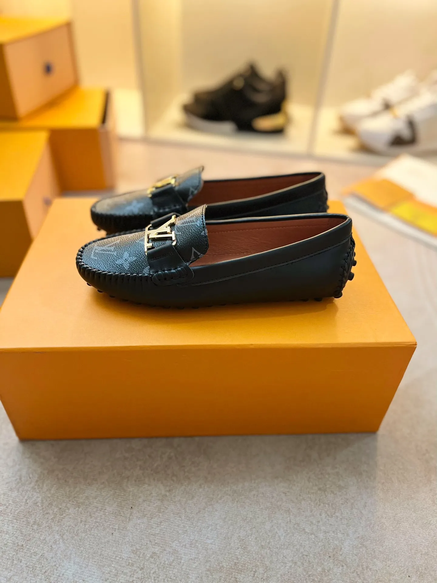 p460💰Couple model❤️🇫🇷 𝙇𝙤𝙪𝙞𝙨 𝙑𝙪𝙞𝙩𝙩𝙤𝙣 🇫🇷Louis Vuitton 2023 Classic𝓛𝓿 𝓣𝓻𝓪𝓲𝓷𝓮𝓻 Sports Series ➪➪➪¯ [Arizona Doudou Shoes Series] ▪️▪️▪️Arizona slip-on shoes are made of Monogram Eclipse canvas. Its hand-painted and dyed edges and hand-sewn uppers fully demonstrate Louis Vuitton's traditional shoemaking craftsmanship. This slip-on shoe is very lightweight. The integrated tongue and upper make it particularly comfortable and flexible. The soft outsole is equipped with rubber padding. Decorated with matching sash. Detailed features: ☑️Monogram Eclipse canvas ☑️Black Eclipse pattern ☑️Hand-painted shoe edges ☑️Hand-sewn uppers (each pair takes time to process) ☑️Integrated tongue and upper construction ☑️Outsole equipped with rubber lining ☑️size: 35_46